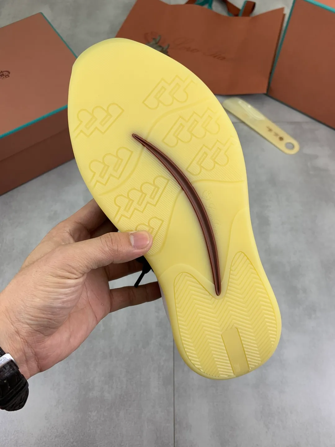 Men's Men's Shoes 💰P620 New 💰High Quality Latest Casual Shoes Loro Piana 💯Top Authentic Grade💯Buy the original 1:1 copy💯 Founded the existing Loro Piana company on April 24, 1924. It is now the sixth generation of family business, providing top quality products to customers who are discerning about taste and quality. Imported original fly woven fabric with cowhide fabric, plain calfskin lining, hand-stitched thread with cowhide feet, original packaging, code number: 38-44 (customized for 45 and 46), seven colors available